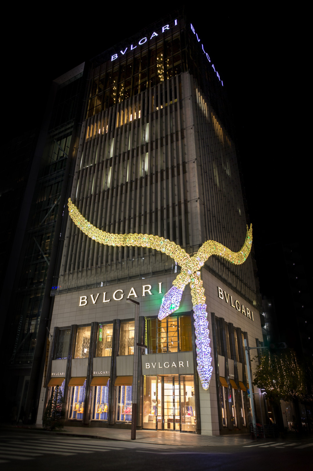 ブルガリ×チームラボの作品展示、銀座タワーを彩る光り輝く蛇はブランドアイコンをモチーフに