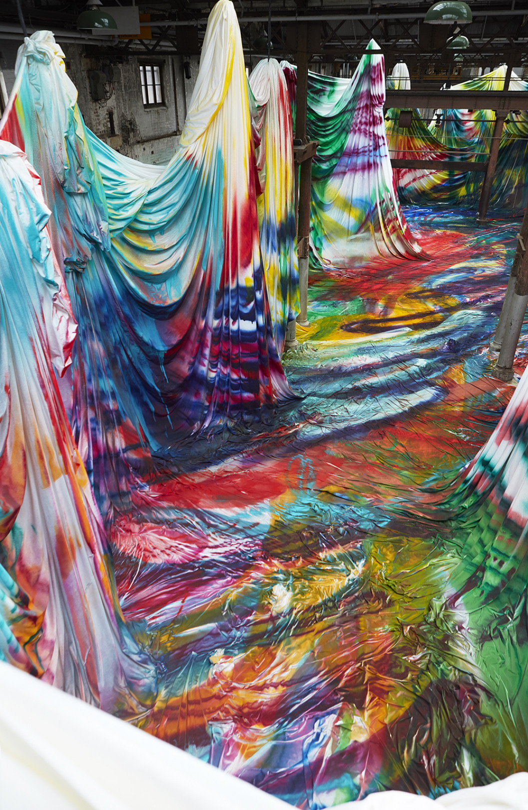 万華鏡の中に飛び込める? 8,250㎡の布キャンバスを使った壮大な体験型