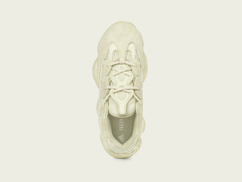 アディダス×カニエ・ウエストのコラボ・スニーカー「YEEZY 500」のニューカラー登場! 暗闇で輝く一足