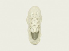 アディダス×カニエ・ウエストのコラボ・スニーカー「YEEZY 500」のニューカラー登場! 暗闇で輝く一足