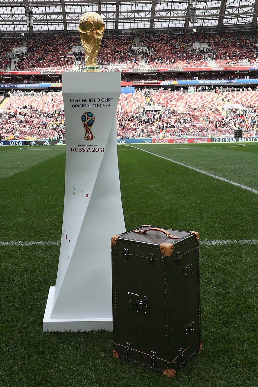 サッカーワールドカップロシア大会の優勝トロフィーケースをルイ・ヴィトンが製作