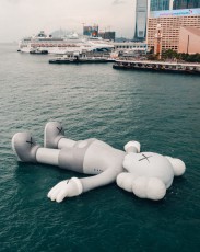海に浮かぶKAWSの巨大フィギュア。香港ビクトリア・ハーバーで10日間展示