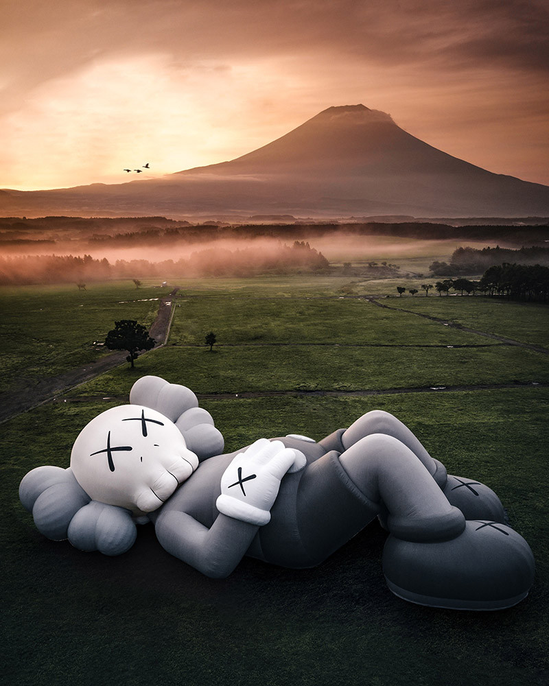 KAWS HOLIDAY JAPAN 新品未開封 フィギュア 富士山ver 更新】KAWSの全長40メートル巨大フィギュアがついに日本へ