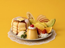 フリッパーズに、自家製プリンやフレッシュフルーツを盛り合わせた豪華な&quot;奇跡のパンケーキ&quot;が登場!