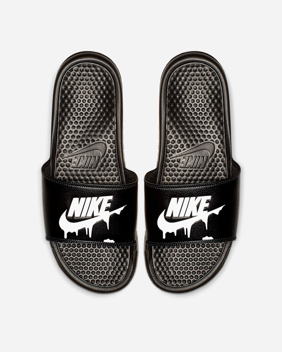 スチュリートから、NIKEのベナッシをベースにカスタマイズした「BENASSI DROP STONE」発売