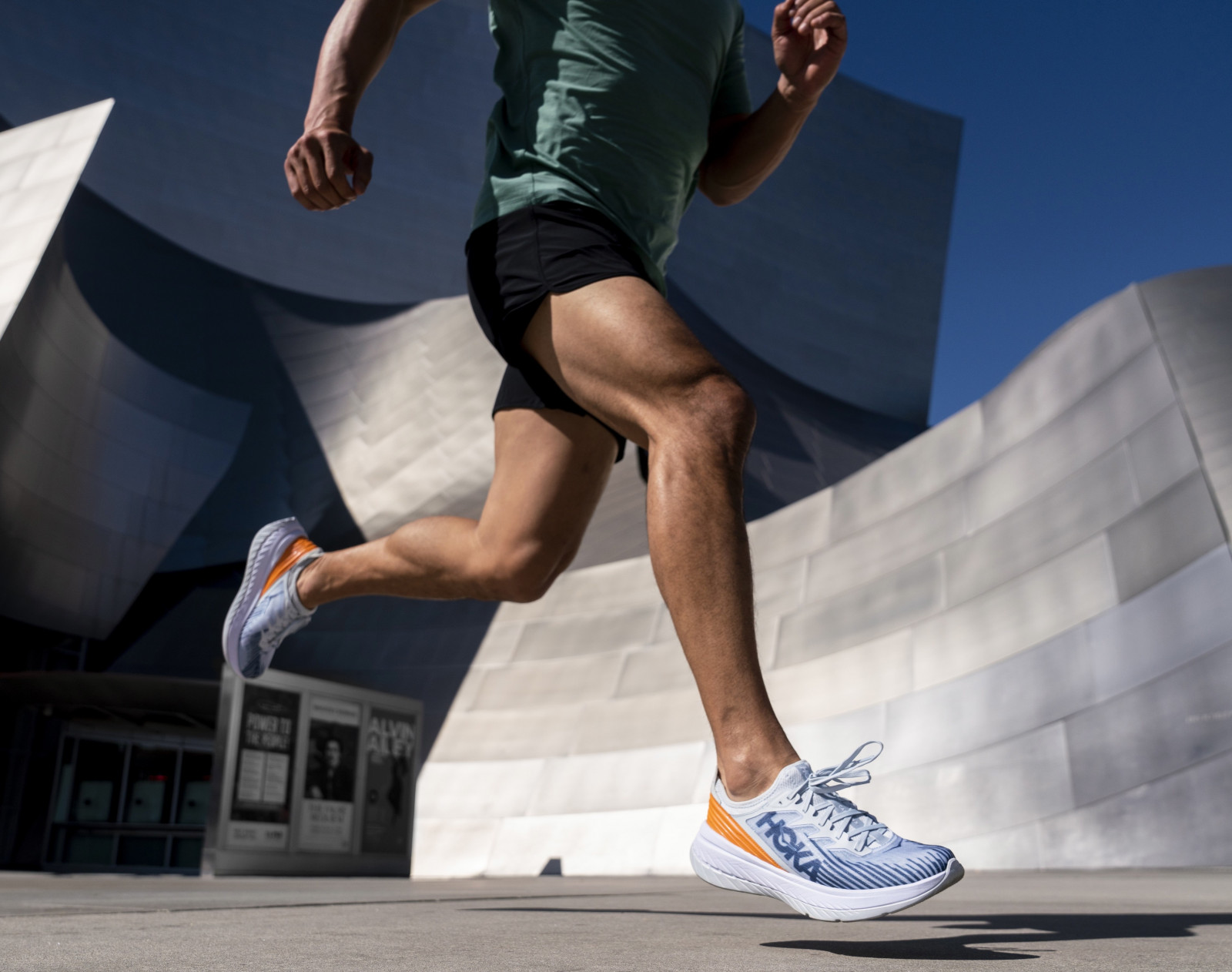 HOKA ONE ONEのカーボンプレート搭載シューズにフィット感を強化したシームレスデザインの新モデルが登場!