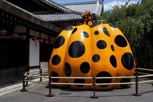 南瓜が祇園に！草間彌生展が京都・フォーエバー現代美術館で開催中、81作品を公開
