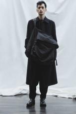 discord Yohji Yamamoto、2020-21秋冬コレクションでは衣服として纏うバッグを表現