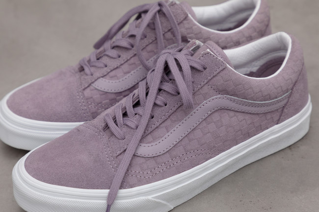 スモーキーパープルにチェッカーがエンボスされた、ROSE BUD限定モデルのVANS