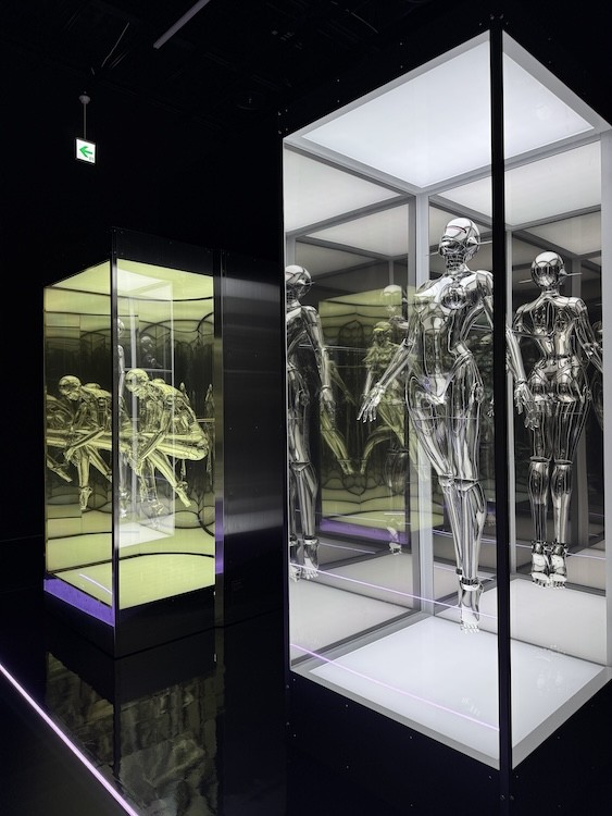 空山基の最大規模回顧展「SORAYAMA 光・透明・反射 ―TOKYO―」開催