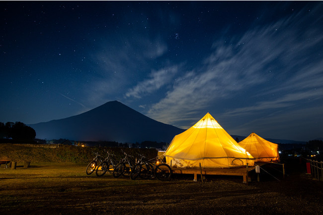 四季折々の富士山と里山の景色を満喫。高級感溢れるプライベート施設で楽しむグランピング