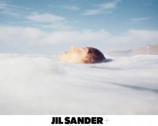 ジル サンダー＋ 2021春夏キャンペーンイメージは、写真家ティム・エルカイムが捉えた海辺での日夜