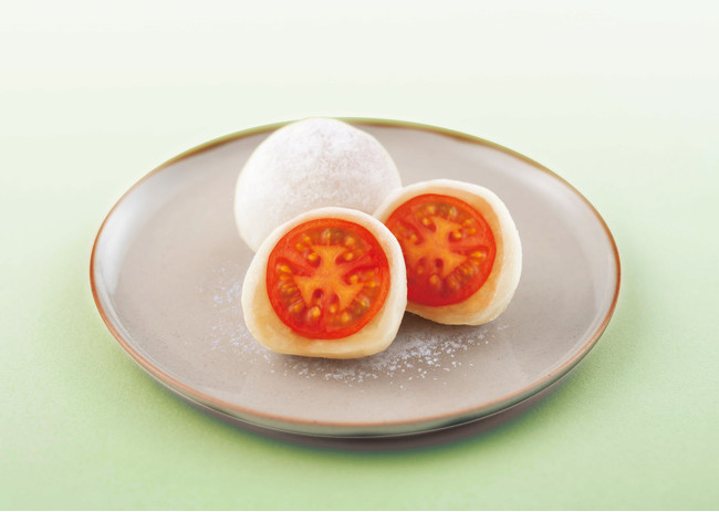 ジューシーでほどよい酸味のトマトが餅や白あんとマッチ。 福岡老舗和菓子屋・如水庵から「塩トマト大福」が登場