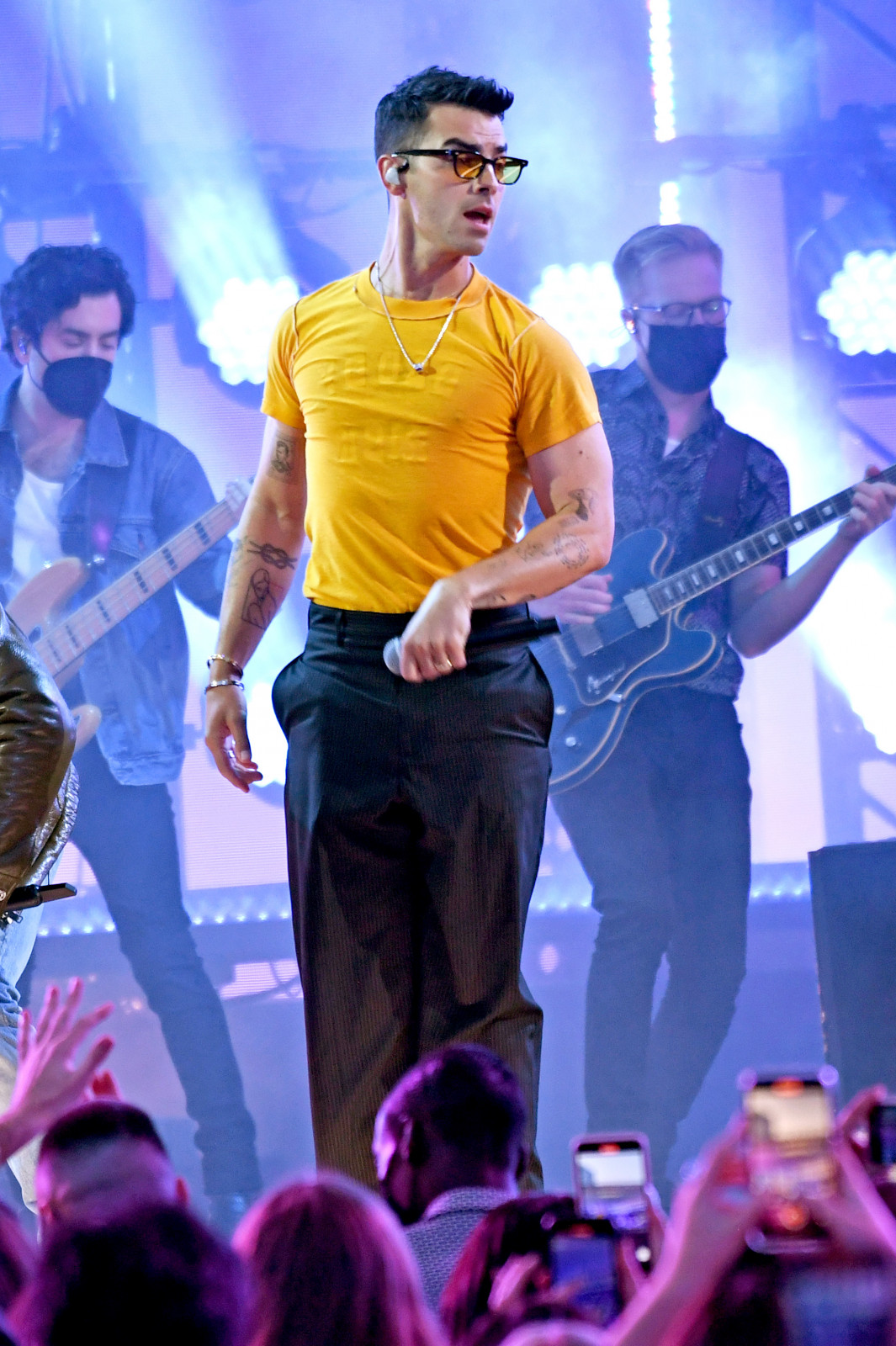 ブルガリを纏ったジョー・ジョナスが2021ビルボード・ミュージック・アワードに登場