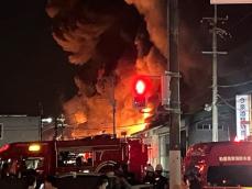 「爆竹のような音と煙が」立ち上る炎　産業廃棄物処理を行う会社の倉庫から出火か　消火活動が続く　福岡　