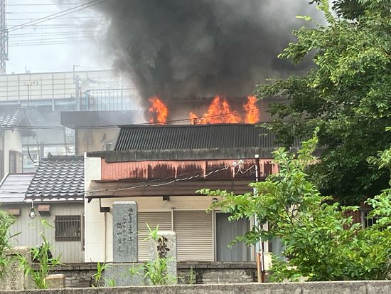 【速報】建物から炎　黒い煙が噴き上がる　北九州市小倉北区砂津で火災