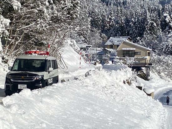 民家の居間にクマ　いまも居座っているとみられる　住民は隣の家に避難し無事　福島県喜多方市