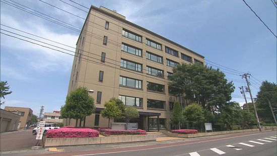 女性のスカートにスマホ入れた疑いで逮捕の県職員男性が不起訴処分に　福島県