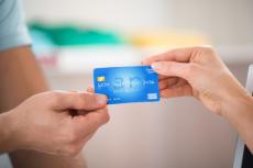 クレジットカードのひと月の利用金額はどれくらい？所有者の年収比率は？