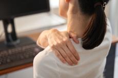 肩こりや腰痛がある人はどれくらい？ どうやって対処しているの？