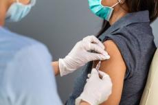 会社の指示で3回目のワクチンを接種。副反応で欠勤したら補償はある？