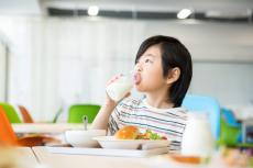 学校給食は全国平均でいくらくらい？ 無償化の自治体があるって本当？