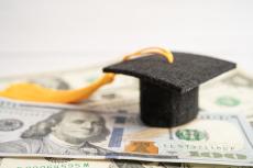 大学生の約半数が奨学金を利用！「平均借入額」は？