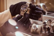 昔買ったブランドバッグや時計がフリマで高く売れた場合、税金をとられるの？