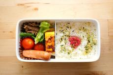 「手作り弁当」VS「外食」の価格差は「月1万円」？ ランチ代の平均額も紹介！