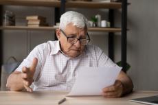 高齢の父が年金の受給を繰下げ中です。受け取りの手続きで注意点はありますか？