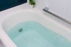 髪を洗うときは「浴槽のお湯」を使うと節約になる？ シャワーとの水道代を比較！