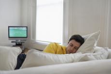 テレビをつけっぱなしでつい寝落ち… 電気代はいくらかかる？ 節電方法は？