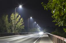 通学路の防犯のために、町内会で「街灯」を設置予定。費用や電気代はいくらかかる？