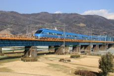 座ってらくらく通勤　首都圏で増える「通勤ライナー」