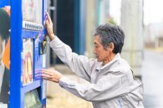 父に自販機の「お釣り」をチェックする癖があります。普通に「犯罪」だと思うのですが、どうすれば止めてくれるでしょうか？ 正直一緒に歩いていて恥ずかしいです…