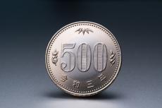 2021年から発行されている新500円玉。 そろそろ自販機にも対応してほしいです…。そもそも、なぜデザインが変わったのでしょうか？