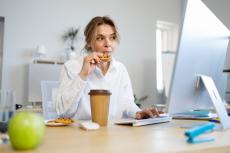 職場の「フリーお菓子」を食べすぎて、「来月はあなたが会社のお菓子を用意するように」と言われました。金欠で困っているのですが、断ることはできるでしょうか？