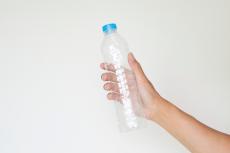 節約のため、空になったペットボトルを再利用しています。水筒を買うより安上がりだと思いましたが、水筒を買った方がよいでしょうか？