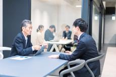 定年後も今の会社で働くか迷っています。再就職先はどんなところがありますか？