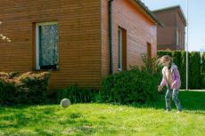 子どものボールが「近所の家の庭」に飛んでいってしまった！ 勝手に拾いに入ると、子どもでも「犯罪」になることはあるのでしょうか？「たまに拾いにいってる」とのことです…