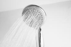 暑すぎるので、冷水シャワーで体を洗っています。1ヶ月間でどれだけの節約になりますか？