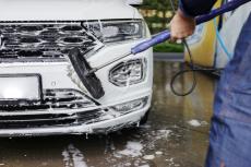「自宅で洗車」と「洗車サービスを利用」コスパがよいのはどっち？
