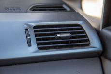 車の「エアコン」からのイヤな臭い…原因は何？エアコンクリーニングの料金相場もチェック