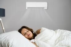 寝るときにエアコンが欠かせません。電気代が安いのは「冷房」と「ドライ」どちらでしょうか？
