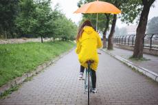 雨の日に「傘差し自転車」が子どもに衝突しそうになり、冷や汗…！ これって「犯罪」ですよね？「違反になる」「前科がつくかも」など聞いたことがあるのですが、実際罪になるのでしょうか…？