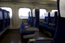 新幹線の「自由席車両」にて座れずに立っていた年配の女性。指定席ではないし席を譲るべきでしたか？