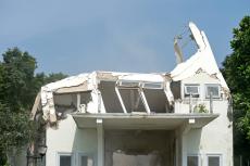 地震で住宅が倒壊しました。税金を払うどころではありません。税金を減免してもらうことはできますか？
