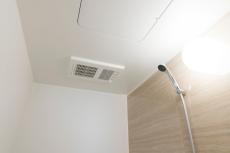カビ防止に、お風呂場の換気扇は一年中点けっぱなしにしています。どれだけの電気代がかかっているでしょうか？