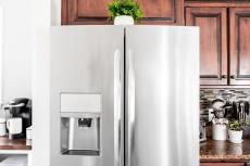 ボーナスで「冷蔵庫」を買い換えたい！ 新しい機種は10年前と比べて「電気代」がどれだけ安くなる？ 節約効果や選び方を比較