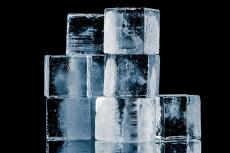 氷は「作る」vs「買う」コスパがいいのはどっち？ コンビニで買える氷との「メリット・デメリット」も比較